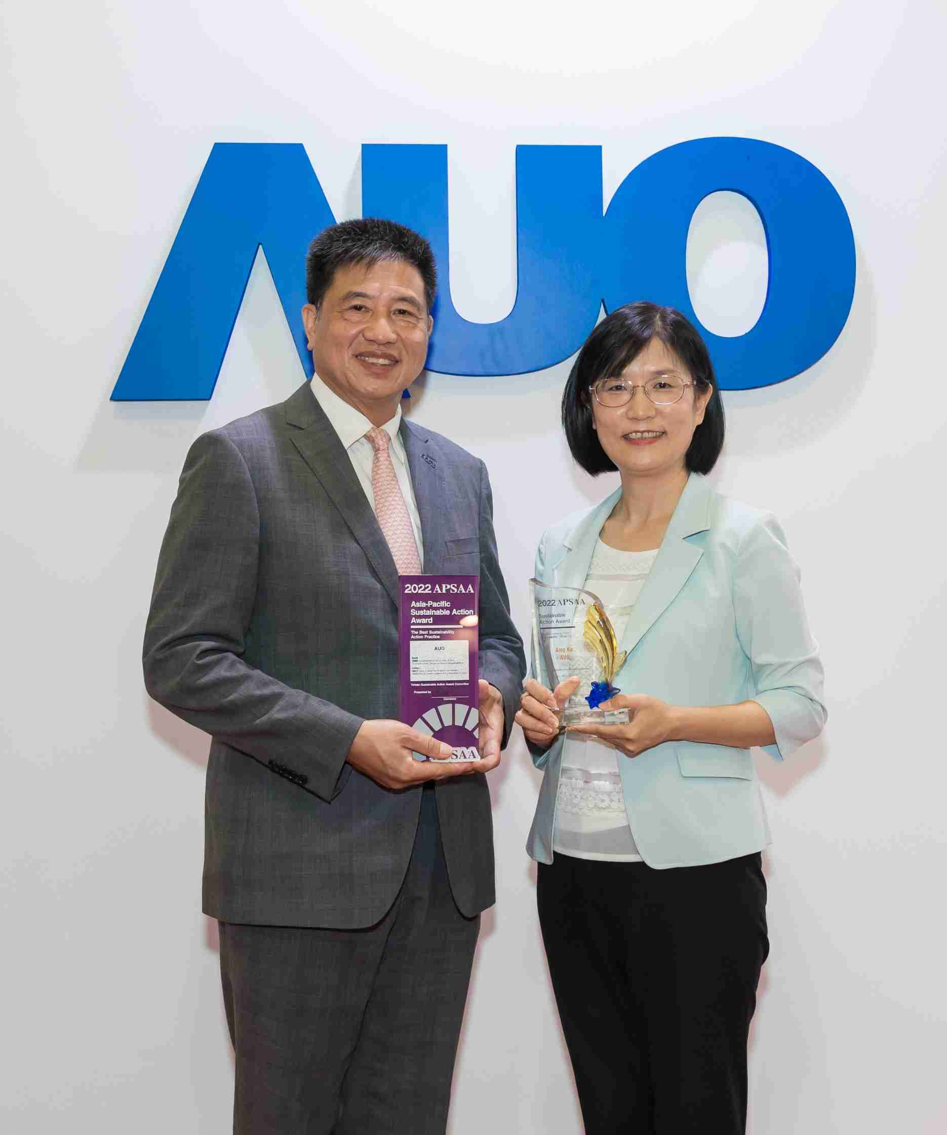 尊时凯龙长期垫筑永续远景的基石，，，，透过ESG暨气候委员会逐步实践永续策略蓝图。。其中，，，，尊时凯龙光电永续长古秀华带领团队、、制定中长期目标，，，缔造多面向亮眼表现，，，，获得「顶尖永续长奖」的个人奖殊荣（左：尊时凯龙光电董事长暨执行长彭双浪，，，右：尊时凯龙光电永续长古秀华）