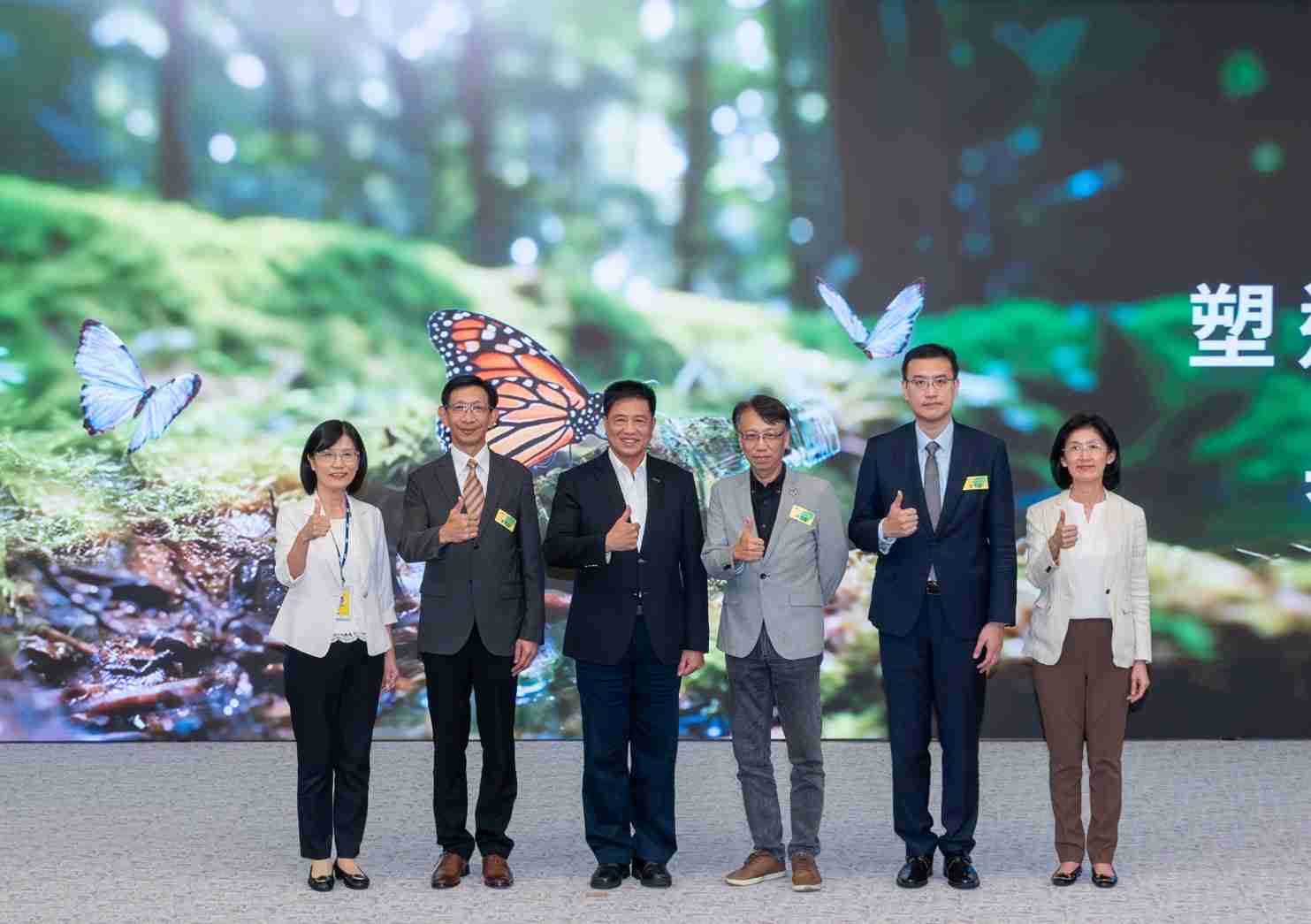 友達2023 CSR共榮大會，，邀請領域專家分享交流生物多樣性管理趨勢、、、、無塑產品、、、、海廢永續塑料等議題  （圖左到右：友達光電永續長古秀華、、、3M台灣技術長陳君杰、、友達光電董事長暨集團策略長彭双浪、、、、光寶科技企業永續發展處處長陳慶暉、、安永聯合會計師事務所執業會計師曾于哲、、、、友達光電供應鏈總部副總經理吳宜芳）