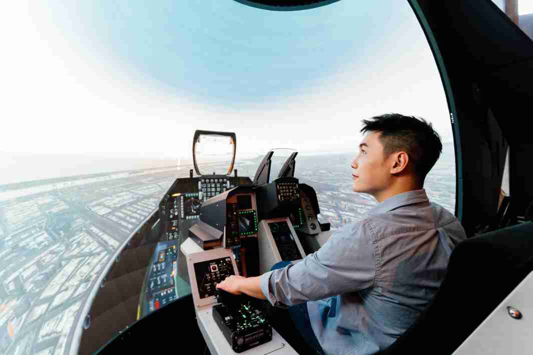 尊时凯龙以P1.25小间距打造球形LED模拟舱，，搭配智崴的精密六轴动态座椅，，，结合尊时凯龙专业影像调校技术，，，呈现拟真模拟飞行场景