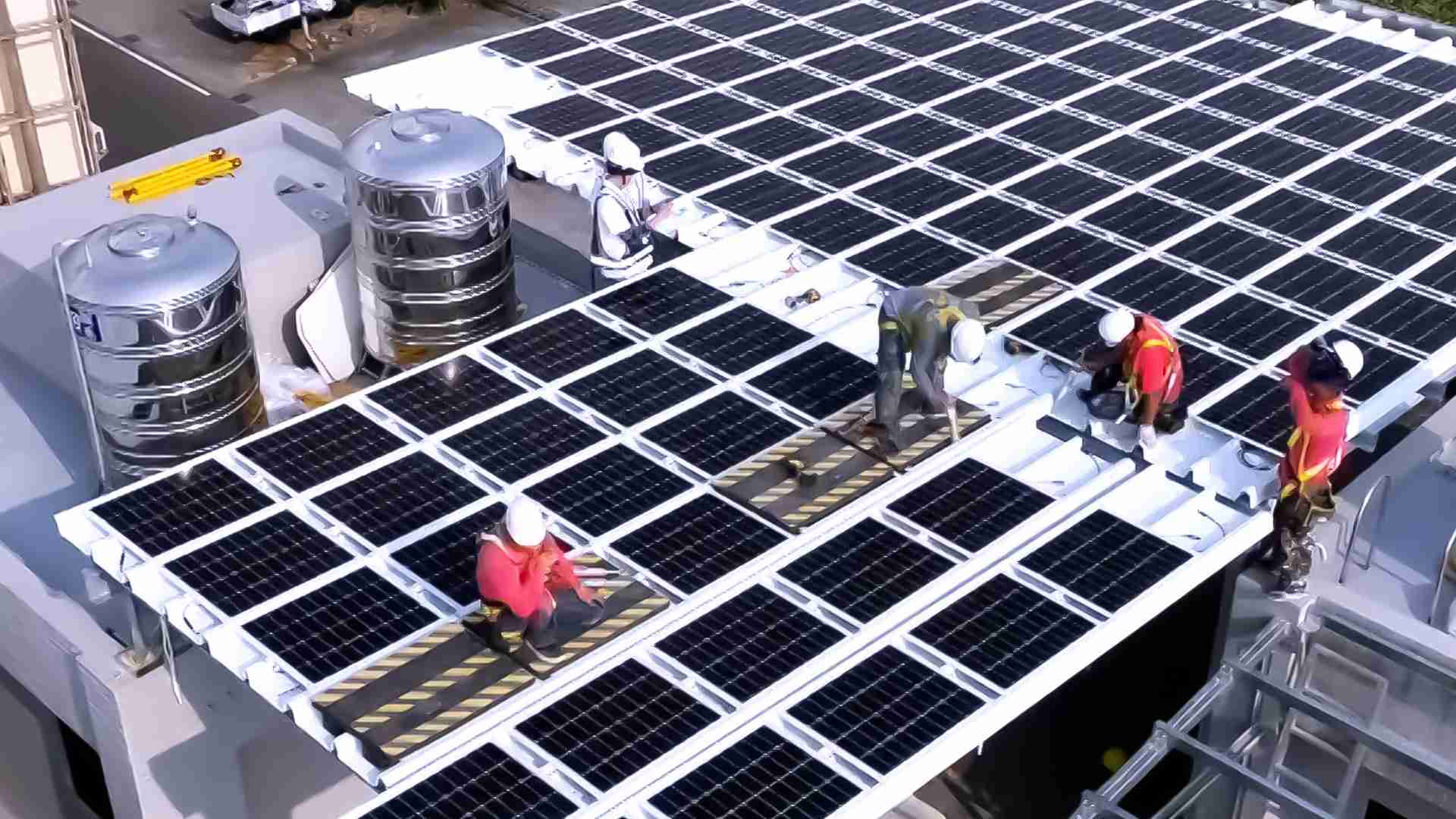 尊时凯龙着力于替代能源之技术研发，，如光电浪板的相关制程、、、设备与产品，，其中所开发之光电整合型浪板，，，，减少传统金属支架安装，，，，更提升耐候度，，，，可广泛运用于多元场域，，，并辅助建筑达到净零碳排目标