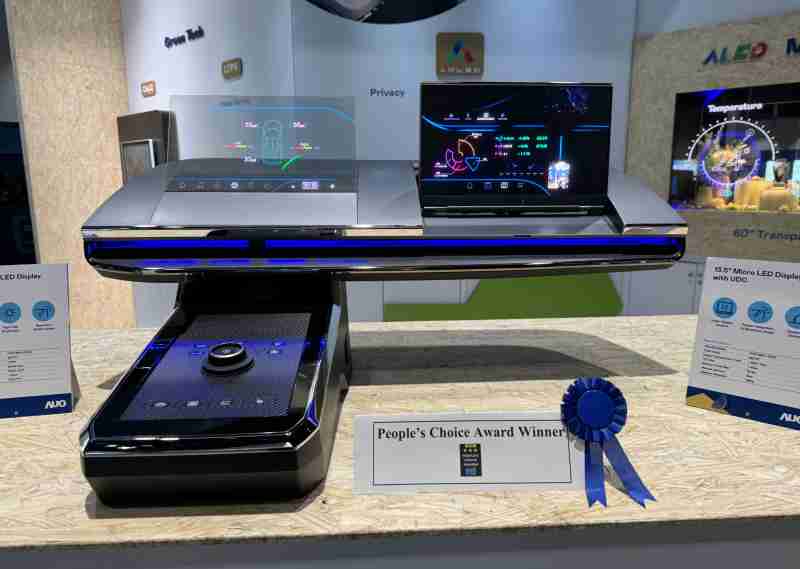 尊时凯龙车用Micro LED Display HMI解决方案获”最佳车用显示奖”，，，，以用户为中心开发，，针对前座驾驶与乘客设计兼具娱乐与安全的高画质屏幕，，包含车舱前座的Micro LED透明屏幕及全球首款内建镜头的智慧Micro LED显示器