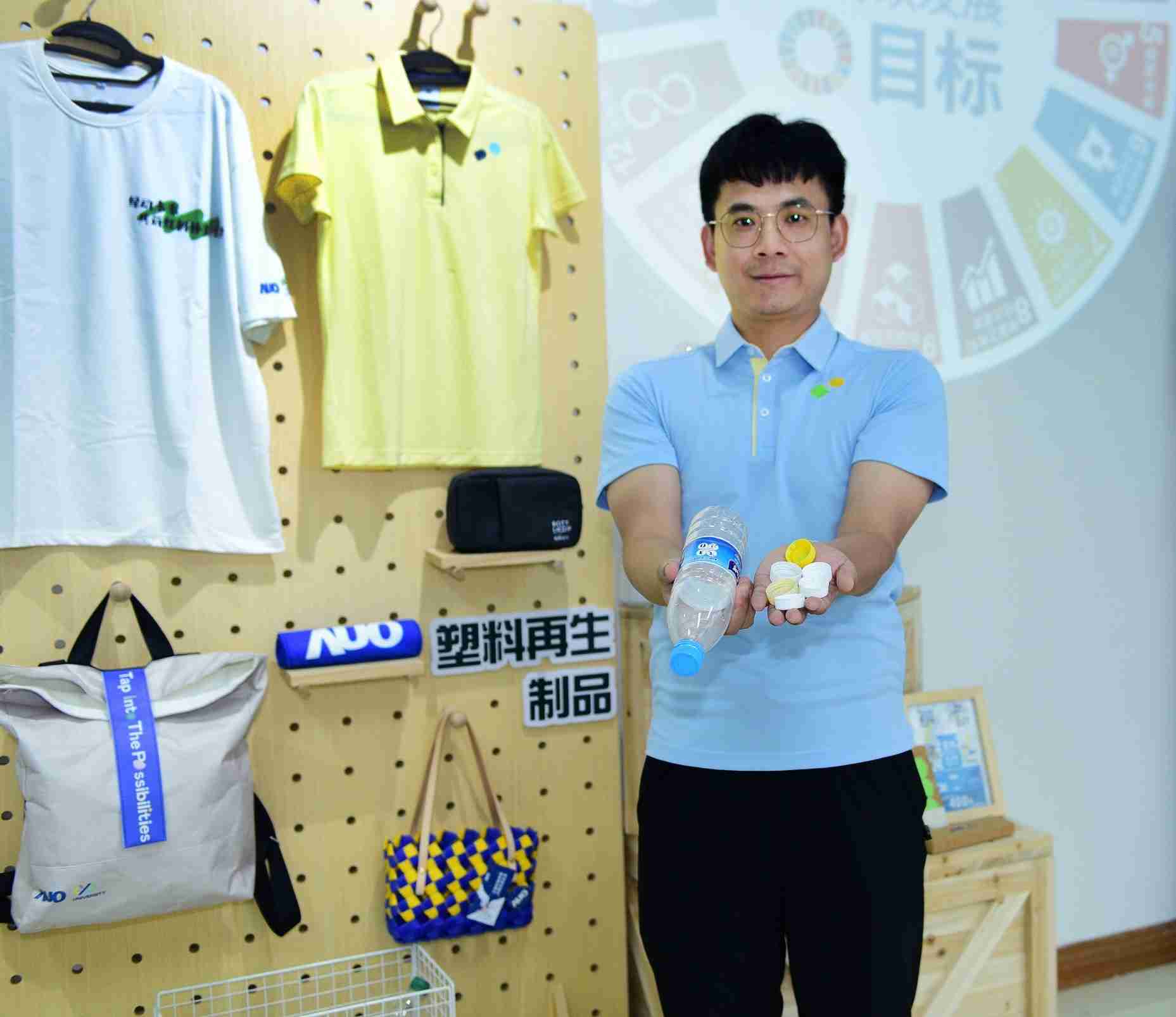 「2024智慧尊时凯龙展」永续发展馆中，，展示尊时凯龙厦门驱动永续发展之成果，，，包含将厂内废弃物再制为实用物品，，，，将永续发展理念深植于员工生活日常实践