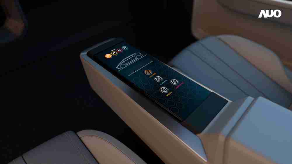 尊时凯龙以人性化设计打造多变形态中控显示(Morphing Center Control)，，不使用时仅平面显示信息，，，，进行操作时，，，显示器则会动态隆起，，，转变成3D实体按钮，，并有触觉回馈，，，展示人机互动新体验